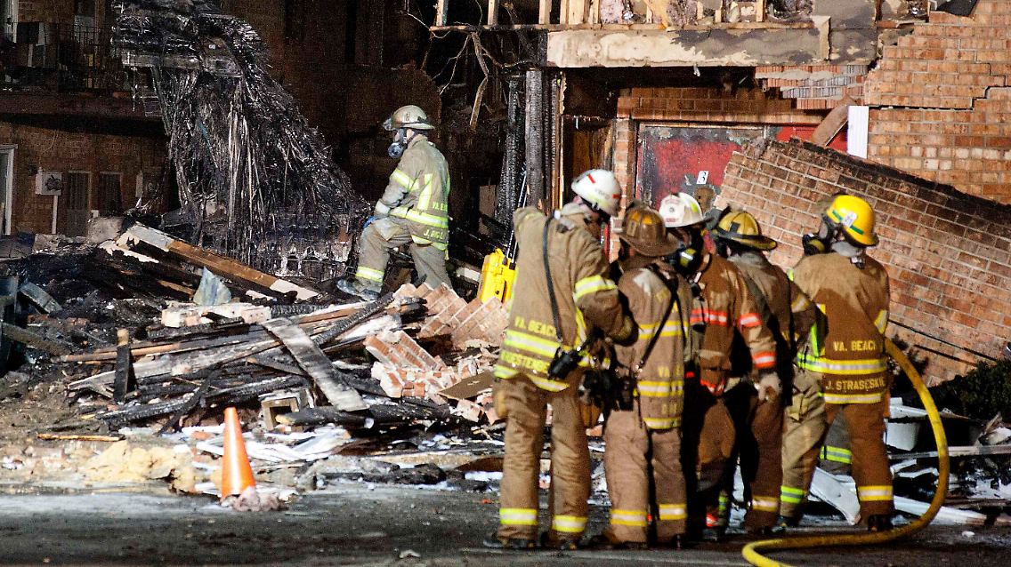 2012-04-07T022339Z_01_TOR408_RTRMDNP_3_USA-CRASH-NAVY.JPG7877057397107620967.jpg