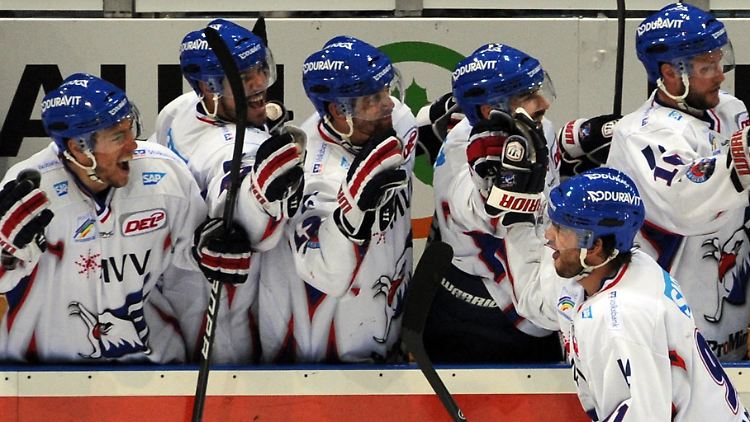 Auf dem Weg ins Finale: Die Eishockeyspieler von Adler Mannheim führen gegen den ERC Ingolstadt mit 2:0.