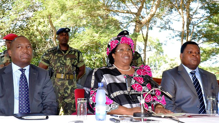 Im Beisein von Ministern, dem Generalstaatsanwalt sowie den Spitzen von Militär und Polizei erklärt sich Joyce Banda in Lilongwe zum Staatsoberhaupt.
