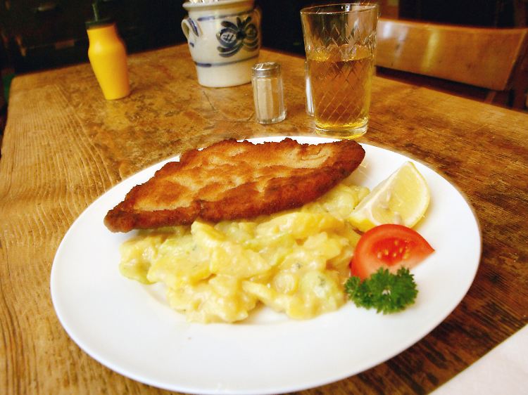 Deftiges mit einem erfrischenden Apfelwein: Was hessische Kneipen anbieten, gibt es auch vermehrt in Vereinsheimen.