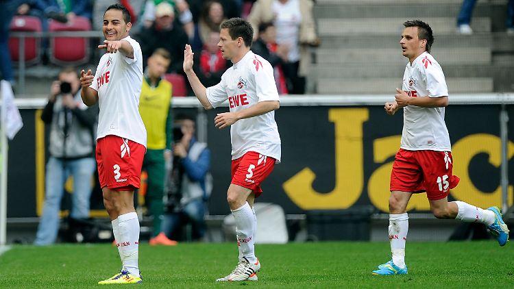 Freudetrunken, aber nüchtern: Kölns Torschütze Ammar Jemal, Sascha Riether und Slawomir Peszko jubeln über den Ausgleichstreffer zum 1:1. (v.l.)