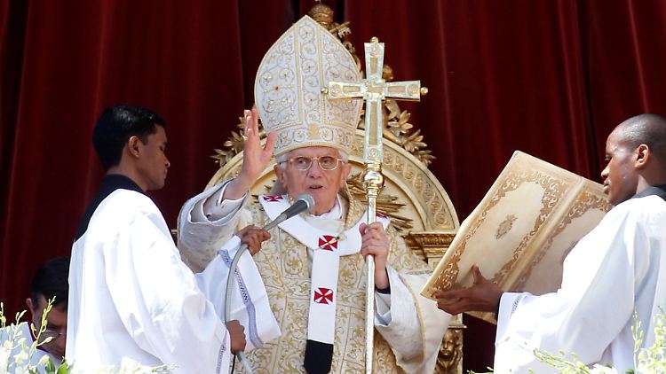 Der Papst spricht den von vielen erwarteten Segen.