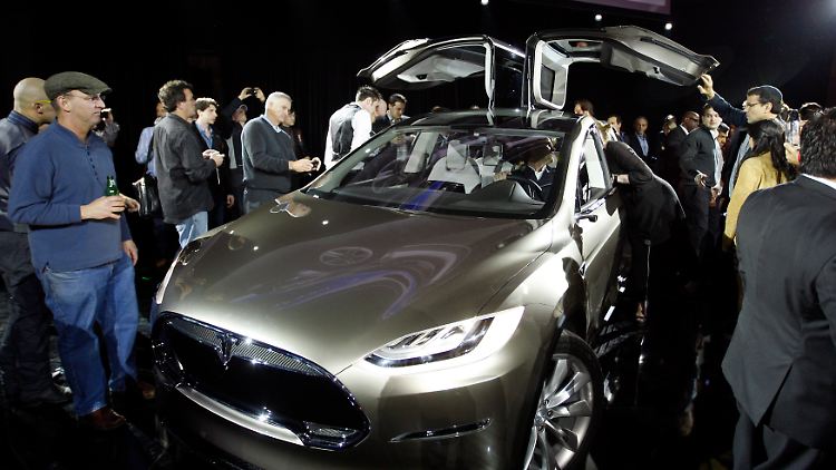 Mit seinem Modell X will Tesla die letzten Zweifler von der Zukunft der Elektromobilität überzeugen - bei Abu Dhabi hat das wohl nicht geklappt.