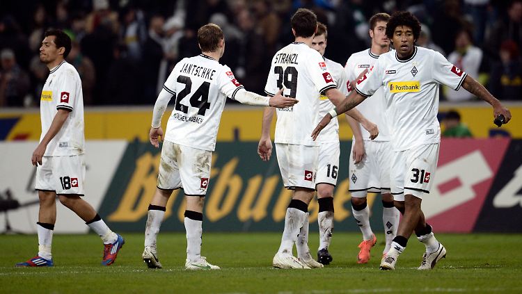 Gladbachs Juan Arango, Tony Jantschke, Martin Stranzl, Havard Nordtveit, Roman Neustaedter und Dante gehen nach dem enttäuschenden 0:0 gegen Hertha vom Platz.