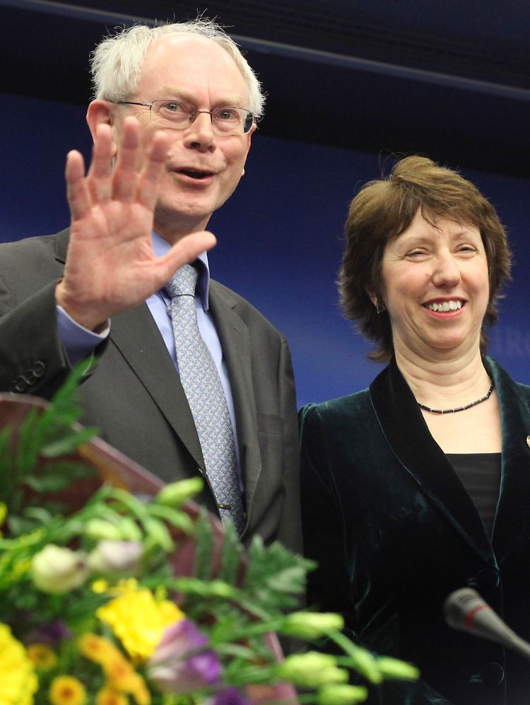 Van Rompuy ist erst seit knapp einem Jahr Ministerpräsident in Belgien. Ashton ist seit Sommer 2008 als Handelskommissarin in der EU-Politik tätig.