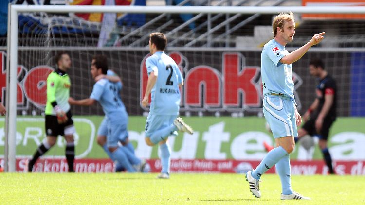 Die Spieler von TSV München 1860 feiern das 0:1 von Djordje Rakic - am Ende stand es 2:2.