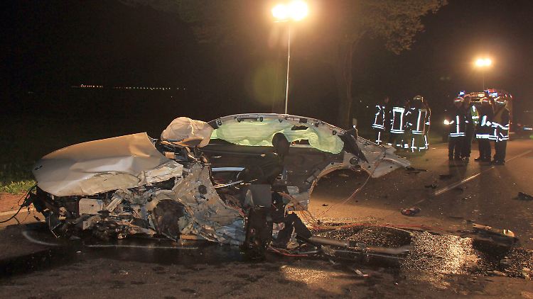 Von dem BMW sind nach dem Aufprall nur noch Trümmer übrig.