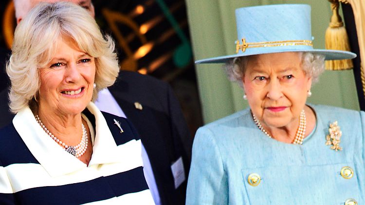 Im März besuchten die Queen (r.) und ihre Schwiegertochter Camilla zusammen ein Luxus-Geschäft in London.