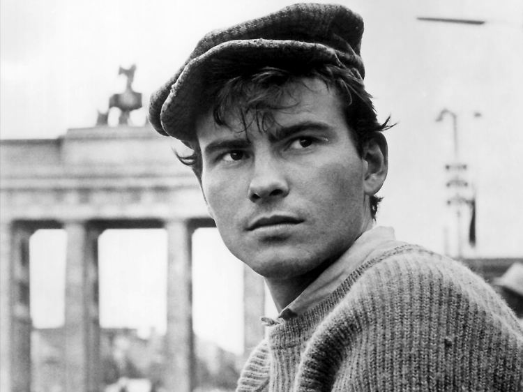 Horst Buchholz in einer Szene aus "Eins, zwei, drei" (1961) vor dem Brandenburger Tor.
