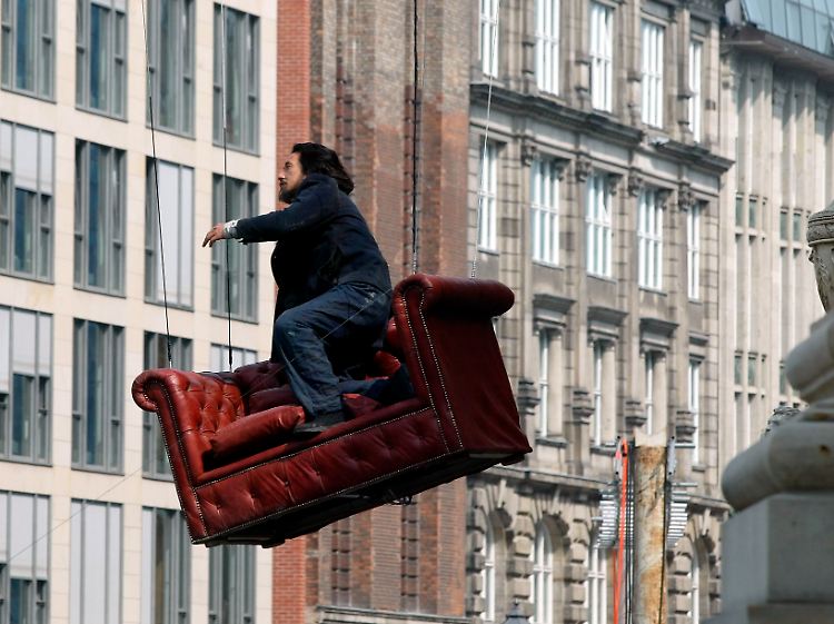 Jackie Chan während der Dreharbeiten zu "In 80 Tagen um die Welt" über dem Gendarmenmarkt.