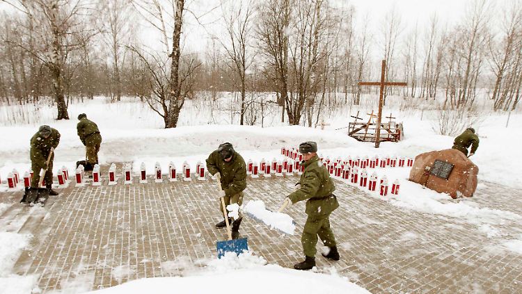 Russische Soldaten befreien das Mahnmal an der Absturzstelle in Smolensk von Schnee.