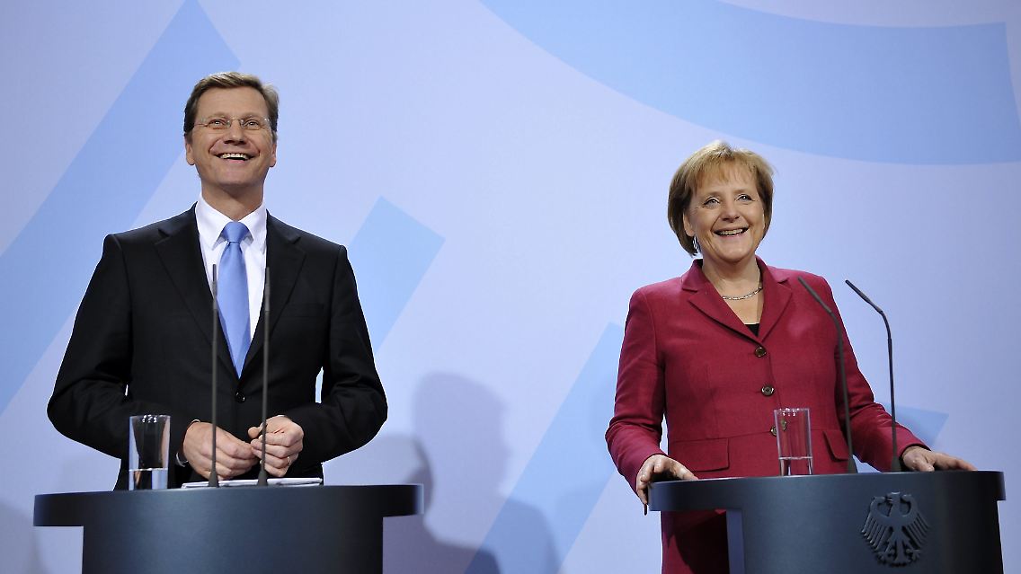 Außenminister Westerwelle und Kanzlerin Merkel können sich über ein paar Milliarden weniger Schulden freuen.