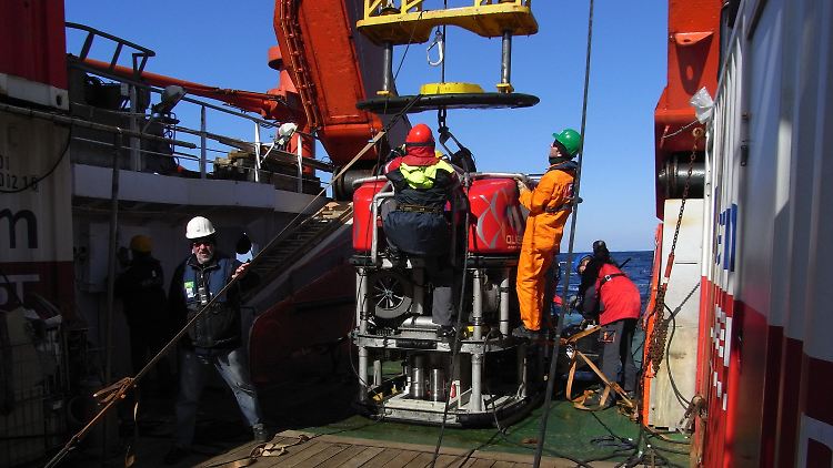 Wissenschaftler bereiten auf dem Arbeitsdeck des Forschungsschiffes "Sonne" das Tauchfahrzeug "Marum-Quest" für einen Einsatz im Meer vor der japanischen Küste vor.
