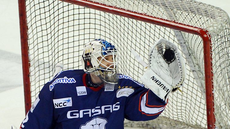 An ihm lag es nicht: Berlins Torwart Robert Zepp fängt den Puck. 