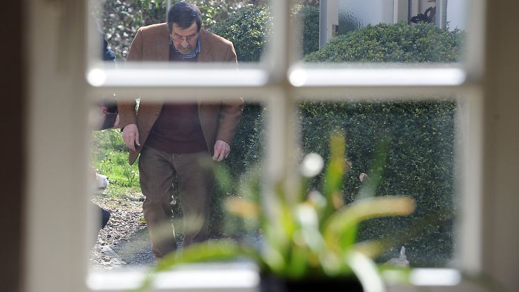 Günter Grass vor seinem Atelier in Behlendorf.