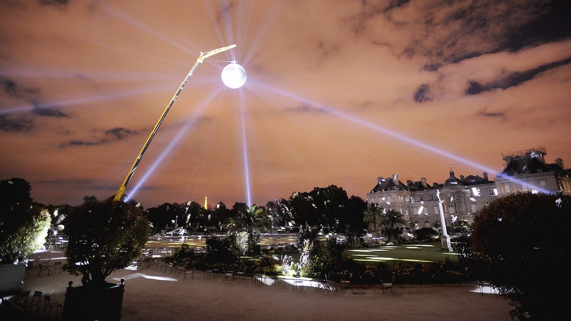 Beleuchtete Glitzerkugel über dem Jardin du Luxembourg in der "Weiße Nacht" am 4. Oktober 2009: Seit 2002 findet Anfang Oktober die "Nuit blanche" in Paris statt. Viele Sehenswürdigkeiten sind die ganze Nacht über kostenlos geöffnet.