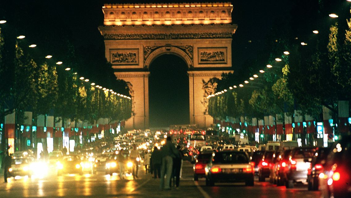 Champs Elysees bei Nacht.