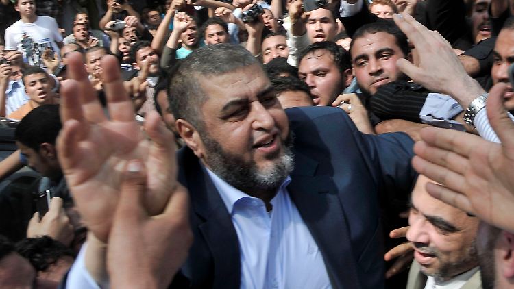 Chairat al-Schater gilt als einer der aussichtsreichsten Kandidaten. Er tritt für die Partei der Muslimbrüder, "Freiheit und Gerechtigkeit" an. Wegen einer früheren Haftstrafe könnte der populäre Islamist jedoch noch ausgeschlossen werden.