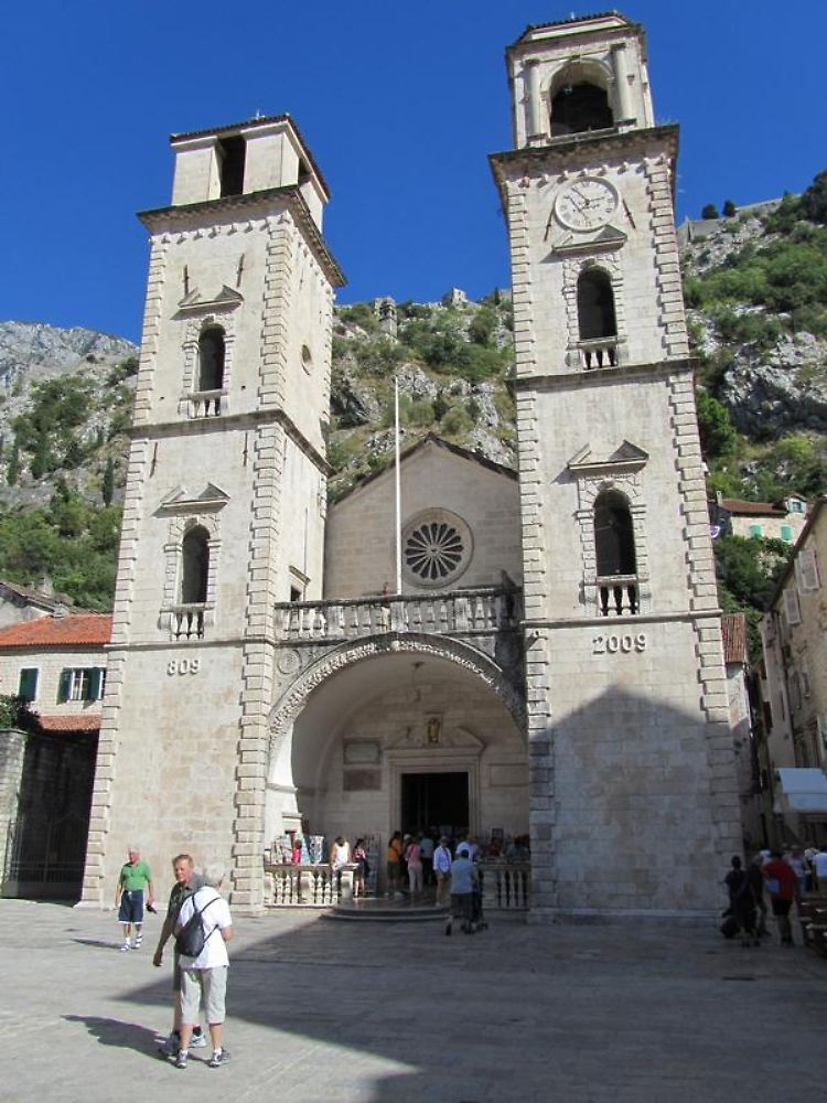 Für Geschichtsinteressierte gibt es in Kotor viel zu entdecken: Eine der Hauptsehenswürdigkeiten der Stadt ist die Kathedrale.
