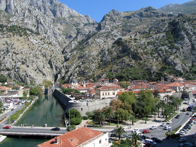 Am Ende eines Fjords der montenegrinischen Adria liegt das mittelalterliche Städtchen Kotor.