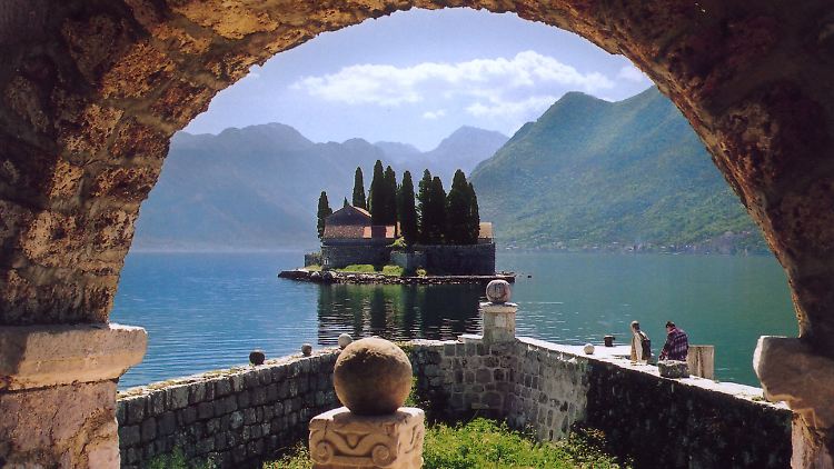 Beliebtes Ausflugsziel in Montenegro: Die Insel "Maria vom Felsen" liegt in der Bucht von Kotor.
