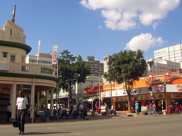 Ein Bummel auf der Robert Mugabe Road in der Hauptstadt Harare ist tagsüber problemlos möglich. Vom Schreckensregime des Dauerdespoten bekommen ausländische Touristen kaum etwas mit.