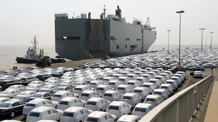 VW-Fahrzeuge vor der Verschiffung in Emden.