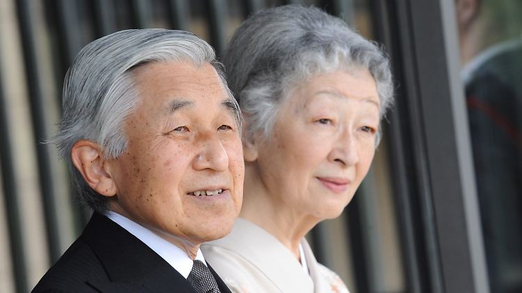 Akihito und seiner Frau Michiko sind bei den Japanern sehr beliebt.