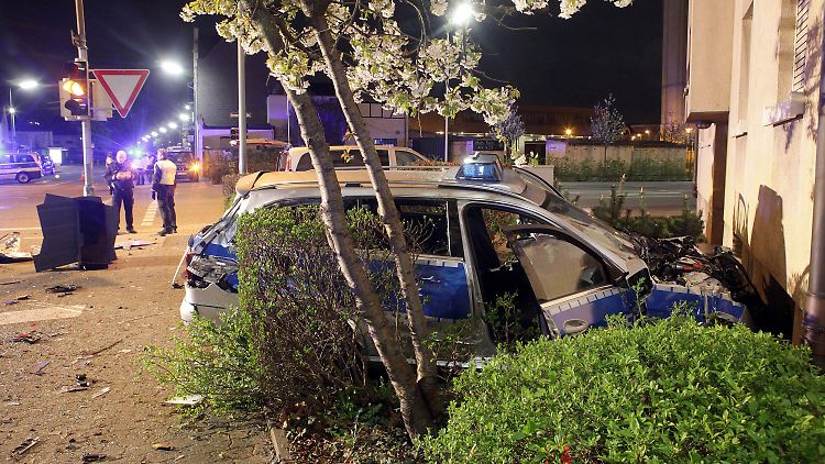 Die Fahrer des Polizeiwagens wie des Taxis überlebten den Crash.