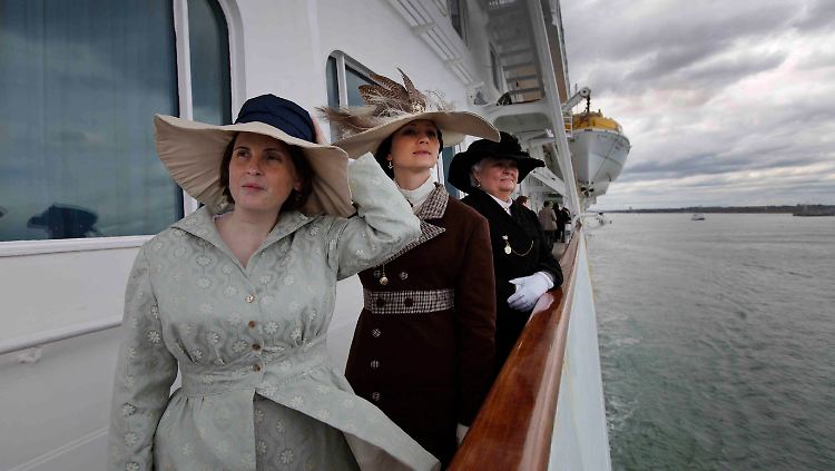 Frauen in historischen Kostümen auf dem "MS Balmoral Titanic memorial cruise ship" vor Southampton.