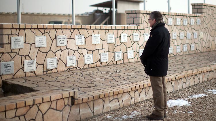De Maizière besucht im Feldlager der Bundeswehr in Masar-i-Scharif in Afghanistan die Gedenkstätte für gefallene Soldaten.