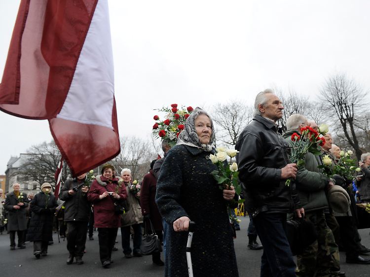 "Veteranen" und Sympathisanten der Waffen SS ziehen im März 2012 durch die Straßen in Riga.