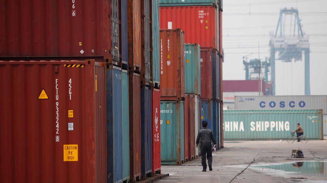 2012-04-10T080215Z_01_SHA102_RTRMDNP_3_CHINA-ECONOMY-TRADE.JPG3914730763624471894.jpg