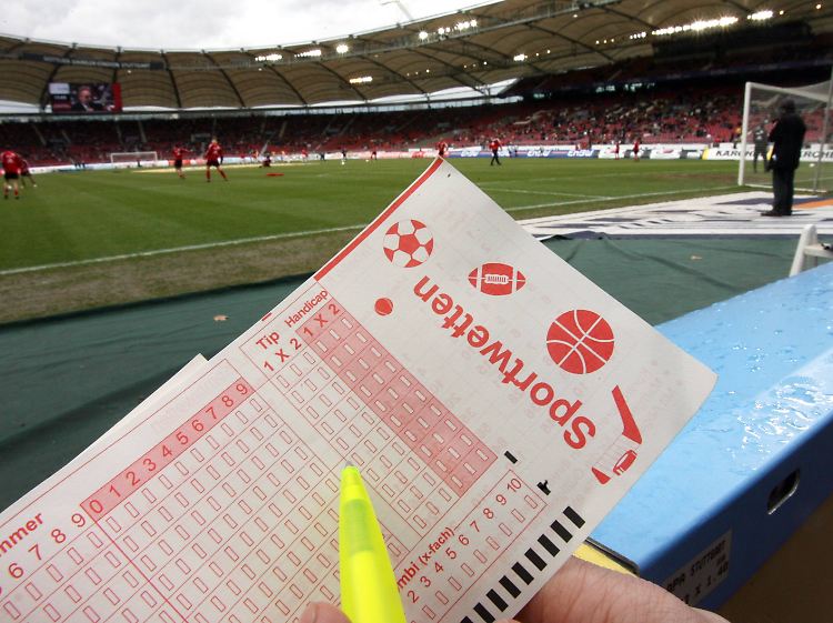 Schätzungen zufolge werden jährlich mehr als 100 Milliarden Euro auf Fußballspiele gewettet.