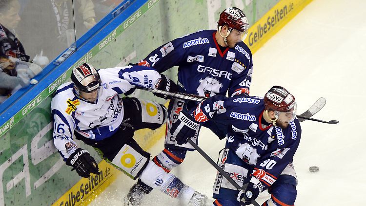 Zu wenig Aggressivität brachten die Eisbären in Spiel drei gegen Straubing aufs Eis. Folge: Heimniederlage statt Finaleinzug.