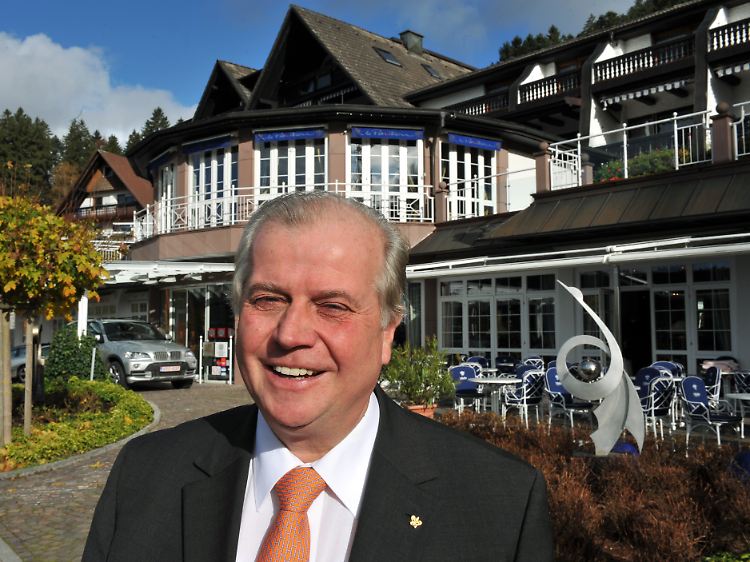 Der Schwarzwälder 5-Sterne-Hotel-Besitzer Meinrad Schmiederer klagt für eine reduzierte Mehrwertsteuer auch für die Gastronomie.