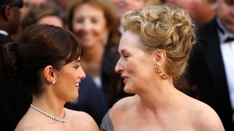 Zeit für ein Küsschen: die Schauspielerinnen Cruz (l.) und Streep.