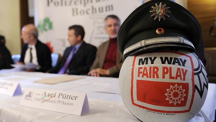 Bei einer Pressekonferenz gaben die Staatsanwaltschaft Bochum und die UEFA Details zum neuen Wettskandal bekannt.
