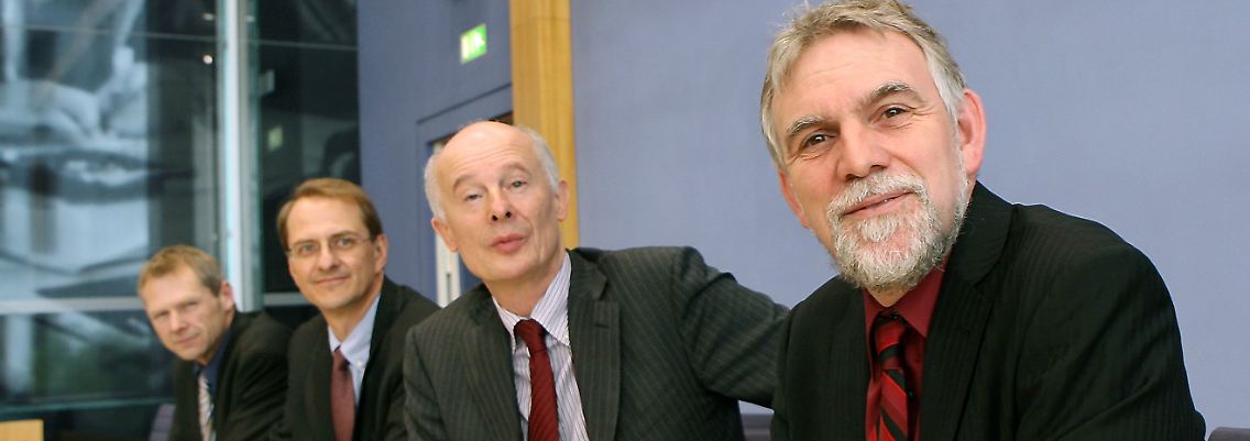 Der Präsident des Umweltbundesamtes, Jochen Flasbarth (v.r.n.l.), der Direktor des Potsdam-Instituts für Klimafolgenforschung, Hans Joachim Schellnhuber, der stellvertretende Vorsitzende des Wissenschaftlichen Beirats der Bundesregierung Globale Umweltveränderung, Dirk Messner, und der Vizepräsident und kommissarische Leiter des Wuppertal Instituts, Manfred Fischedick.