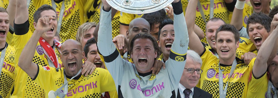 Das hat er Manuel Neuer voraus: Dortmunds Roman Weidenfeller feiert mit der Meisterschale. Aber Manuel Neuer spielte ja auch bis zum Sommer für Schalke 04.