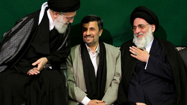 Khamenei, Ahmadineschad und Shahroudi (v.l.): Das Regime in Teheran steht hinter der syrischen Regierung.