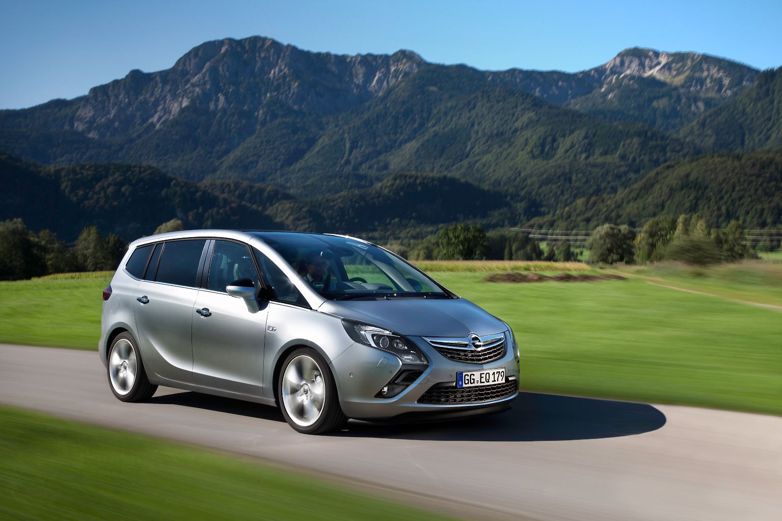 In der Statistik der gekauften Privatfahrzeuge landet der allseits beliebte Opel Zafira lediglich auf Rang 50 und büßt bei 7156 verkauften Familien-Vans im Jahr 2011 vier Plätze zur Gesamtstatistik ein. 