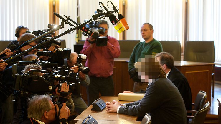 Der Angeklagte Bastian P. sitzt im Gerichtssaal des Landgerichts Leipzig.
