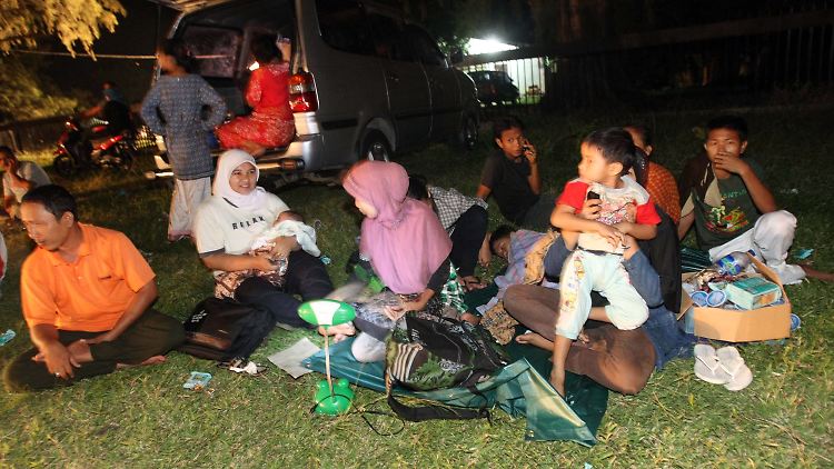 Die Menschen in Banda Aceh kampieren diese Nacht lieber im Freien. Der Schreck war für sie groß, auch wenn es keine Schäden gab.