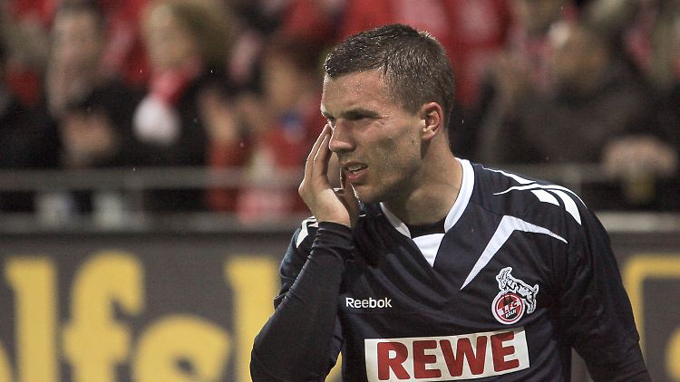 Lukas Podolski trug von dem Münztreffer einen blauen Fleck unter dem Auge davon.
