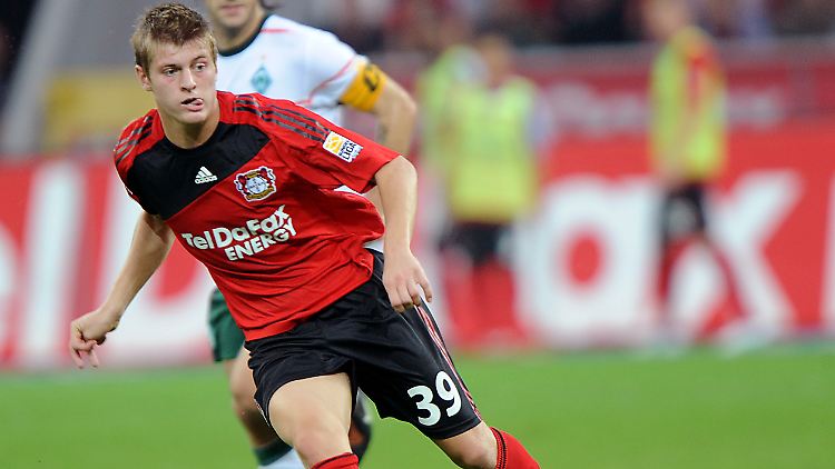 Toni Kroos muss schon deshalb zum FC Bayern zurückkehren, weil ihm Uli Hoeneß dort die Nr. 10 versprochen hat. 25-Mio-Schnäppchen Arjen Robben ist ganz sicher auch mit einem anderen Trikot zufrieden.