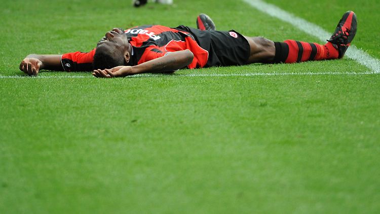 Frankfurts Mohamadou Idrissou liegt am Boden.