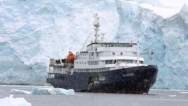 Die "Plancius" liegt in einer ruhigen Bucht vor Grytviken vor Anker.