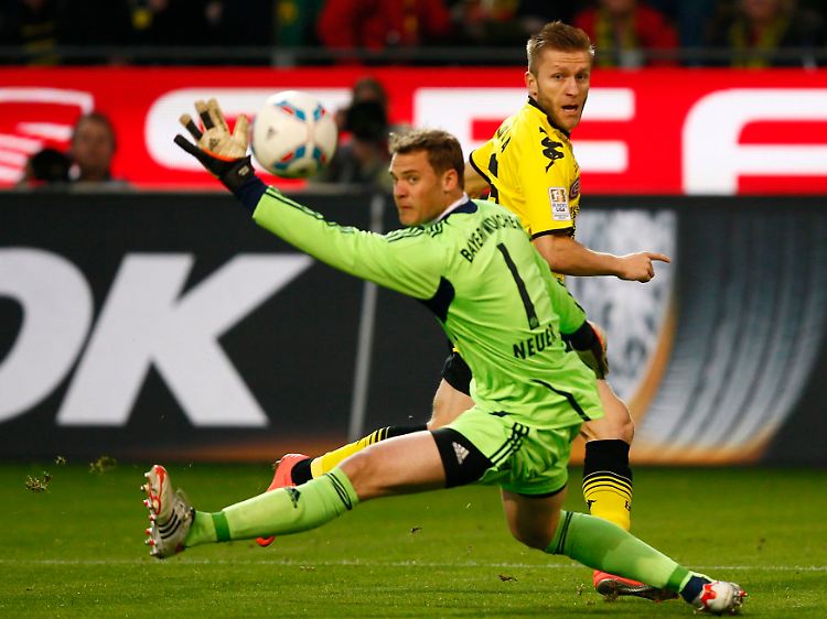 Schon in der 2. Minute war Manuel Neuer gegen Dortmunds Kuba gefordert, doch der setzte den Ball am Tor vorbei.