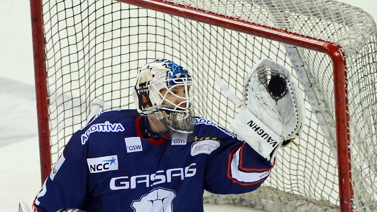 Eisbären-Goalie Zepp h#ält den Finaleinzug fest.